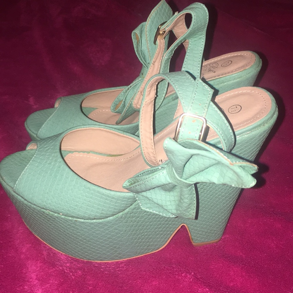 NWOT Mint Wedges with bows around the ankle straps